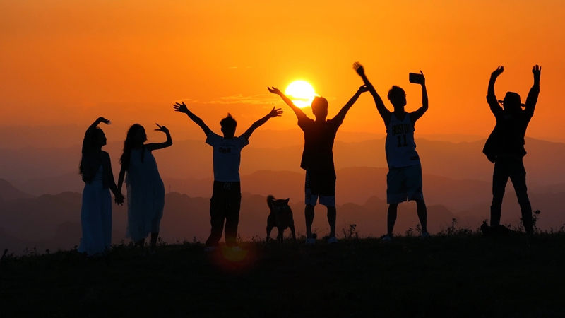 《貴州之巔迎日出》。趙恩來攝