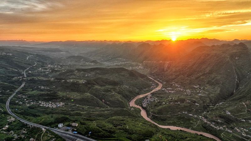 《夕陽下的生機鎮》。萬飄陽攝