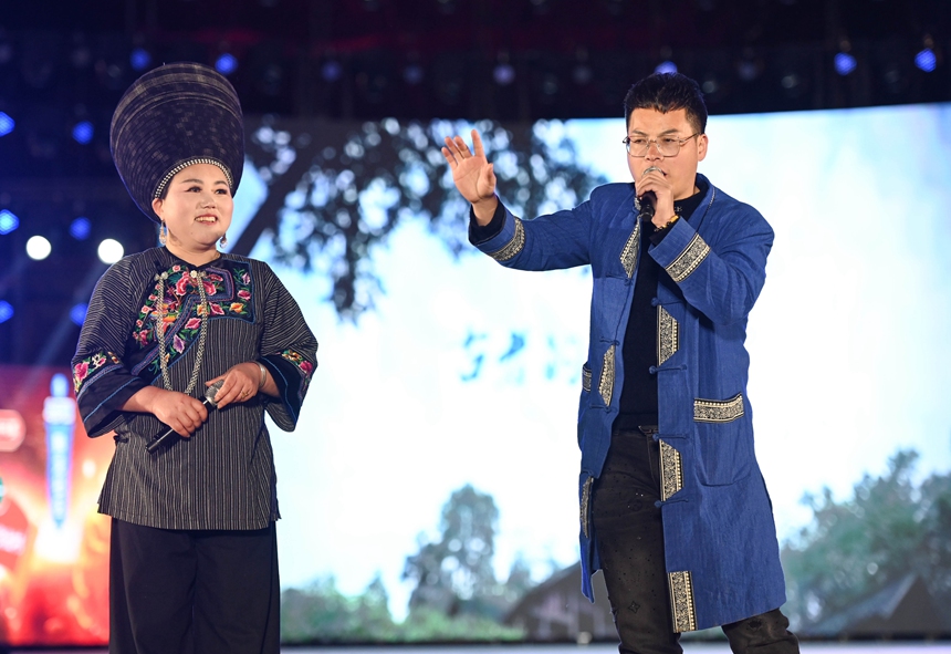 3月29日，在松桃村晚舞臺上，盤信鎮的村官“說村”。