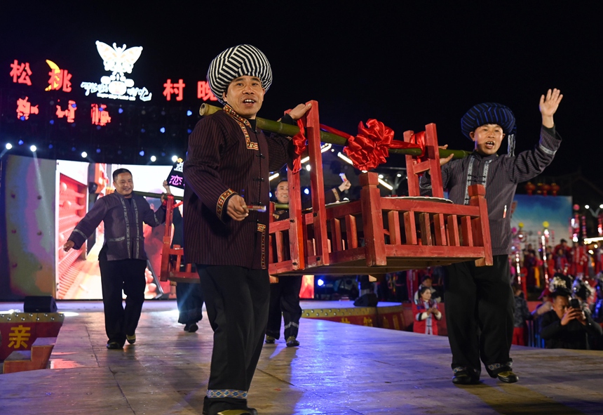 3月29日，在松桃村晚舞臺上，盤信鎮(zhèn)的村民在展示農(nóng)特產(chǎn)品。