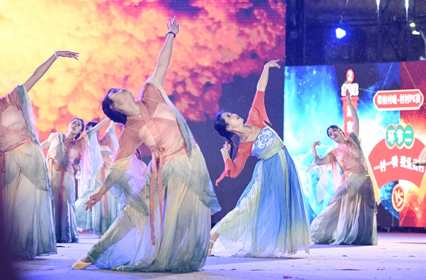 3月29日，在松桃村晚舞臺(tái)上，烏羅鎮(zhèn)的村民在表演節(jié)目。