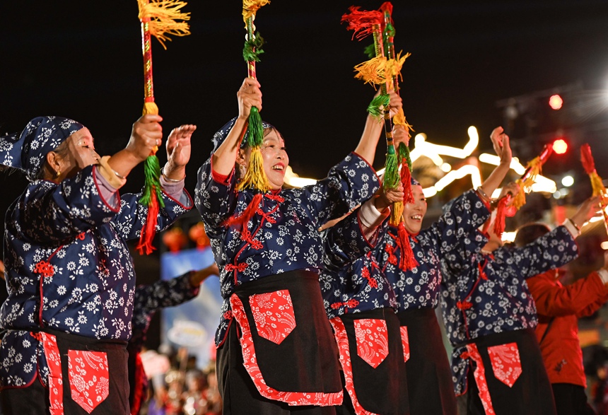 3月29日，在松桃村晚舞臺上，烏羅鎮(zhèn)的村民在給自己的隊伍加油。