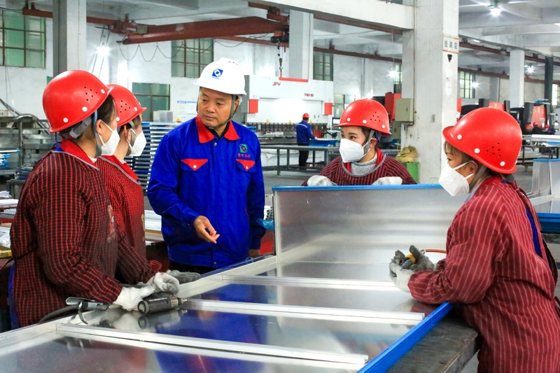 播州區“百千萬”創業人才張邦權，在貴州正合鋁業公司生產一線指導工人生產.。