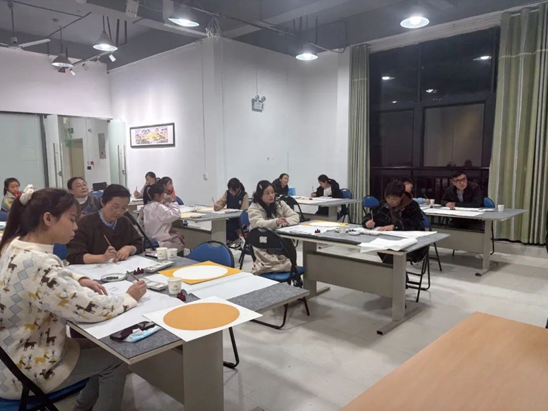 學員正在認真學習。