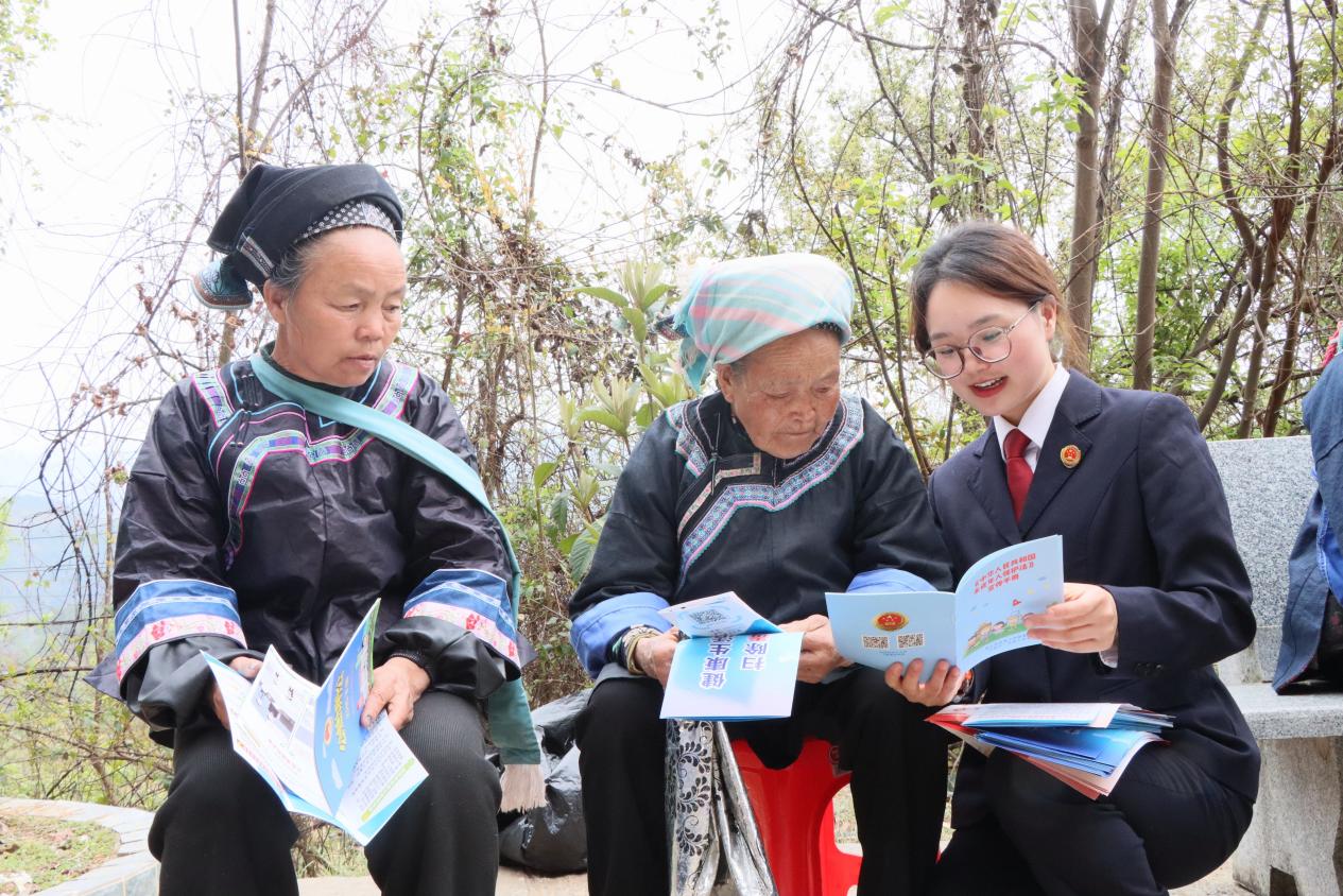檢察干警向群眾發放宣傳手冊。
