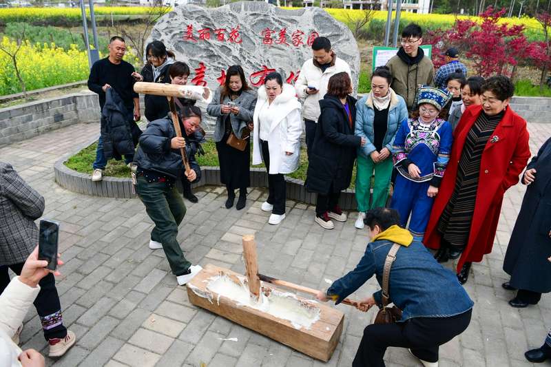 游客體驗制作糍粑。