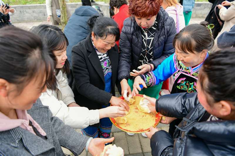 還冒著熱氣的糍粑軟軟糯糯,蘸上豆面讓人愛不釋手。
