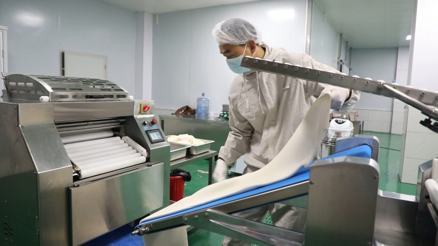 工人正在生產包子。李昌焯攝