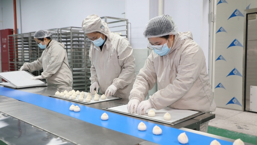 車間工人正在有條不紊地工作。李昌焯攝