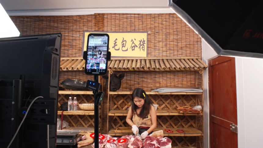 網絡主播帶貨銷售當地土特產。李昌焯攝