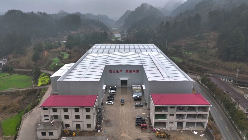 麻江縣年產5萬噸電熔白剛玉項目建設現場。瞿忠黎攝