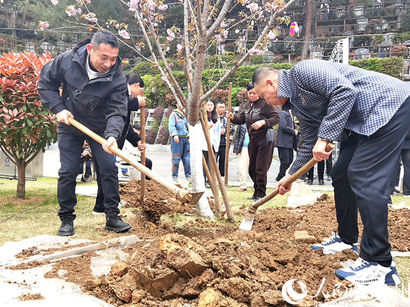 開展“生命紀念林”植樹活動。人民網記者 王秀芳攝