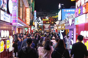 文旅市場(chǎng)春潮涌動(dòng)清明假期，貴陽(yáng)各大景點(diǎn)和街區(qū)熱鬧非凡。