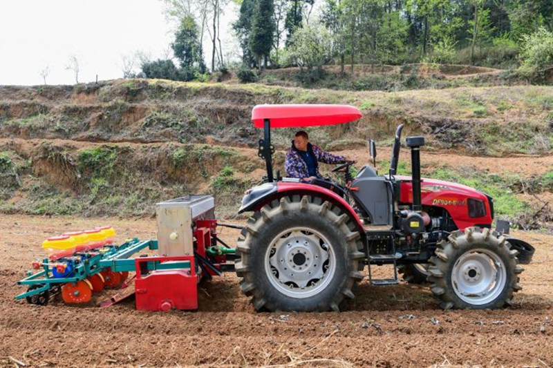 2、農機奏響春耕“協奏曲”。