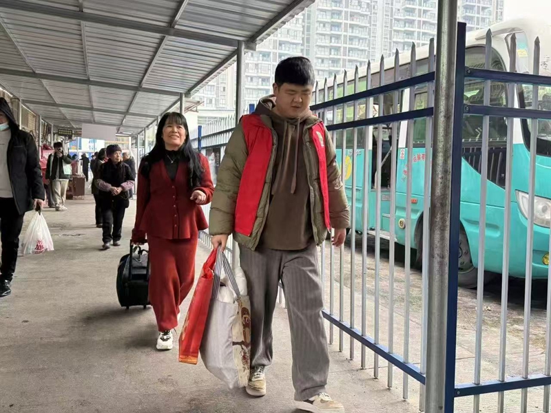 余杰（右一）幫旅客提行李。受訪者供圖