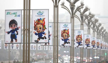 安順城市形象IP煥新啦！近日，一組身著屯堡服飾的卡通玩偶形象“安安”“順順”悄然占據(jù)安順街頭巷尾，迅速成為市民熱議的焦點，不僅為第十九屆貴州旅游產(chǎn)業(yè)發(fā)展大會增添了別樣的色彩，更成為安順文旅融合發(fā)展的生動符號。