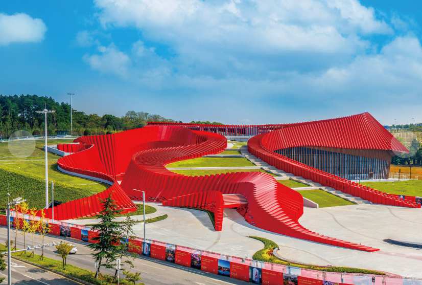 貴州長征文化數字藝術館如“紅色飄”嵌入大地。貴州長征文化數字藝術館供圖