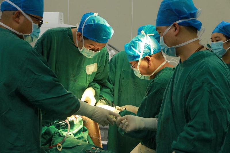 遵義醫科大學附屬醫院“組團式”幫扶專家、三都縣人民醫院(醫共體)總院黨委副書記、院長吳術紅為患者開展手術。