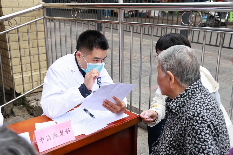 遵義醫科大學附屬醫院“組團式”幫扶專家為關嶺縣群眾開展義診。