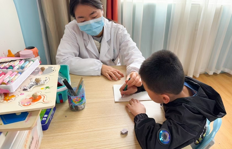 給孩子做康復訓練。