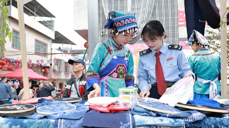 稅務干部和非遺技藝人學習扎染工藝。