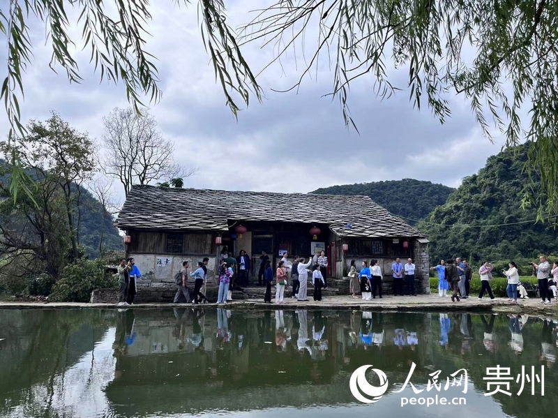 游客正在參觀安順屯堡村寨。人民網 陳潔泉攝