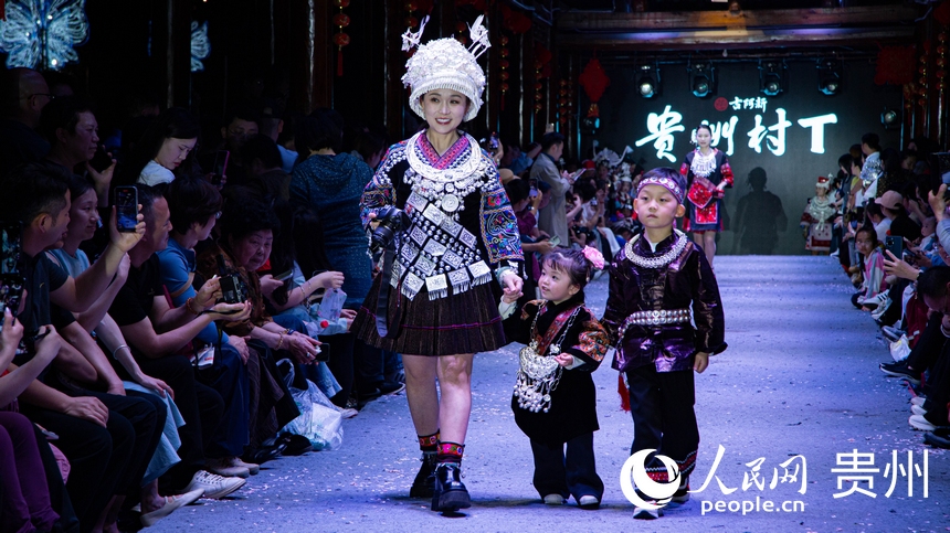 “村T”表演現場。人民網 黃小桃攝