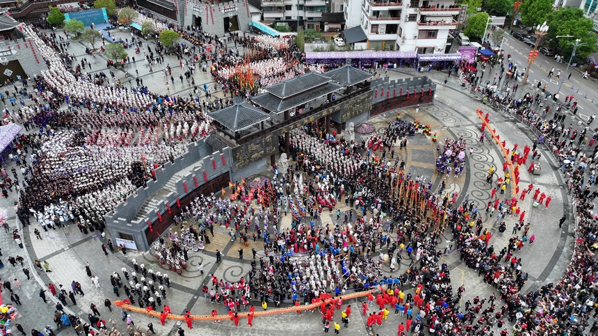 航拍臺(tái)江苗族姊妹節(jié)萬(wàn)人盛裝游演。邰光政攝