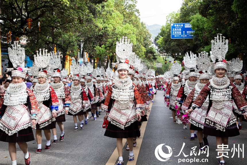 臺江縣苗族同胞盛裝游演慶祝姊妹節。人民網 黃小桃攝