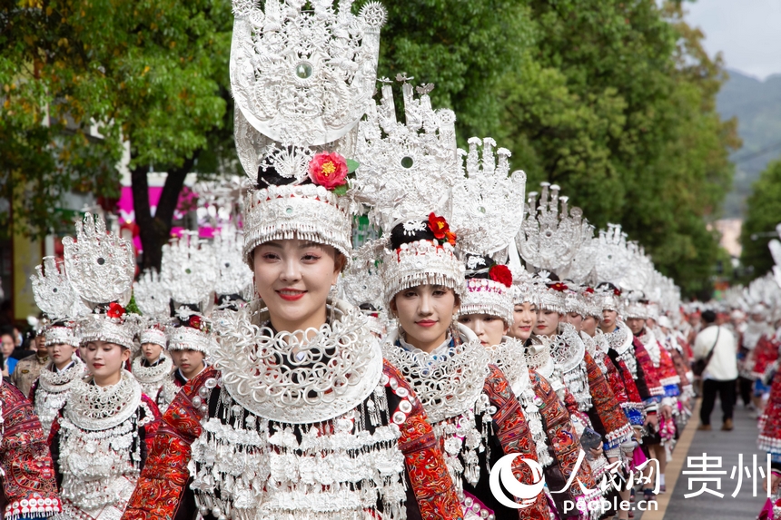 臺江縣苗族同胞盛裝游演慶祝姊妹節。人民網 黃小桃攝