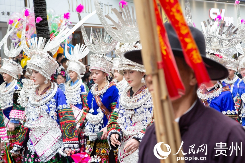 臺江縣苗族同胞盛裝游演慶祝姊妹節。人民網 黃小桃攝