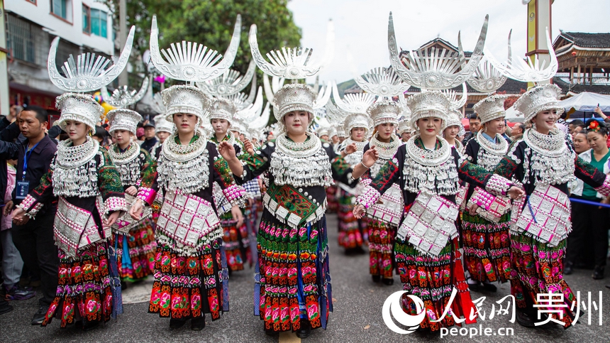 臺江縣苗族同胞盛裝游演慶祝姊妹節(jié)。人民網(wǎng) 黃小桃攝