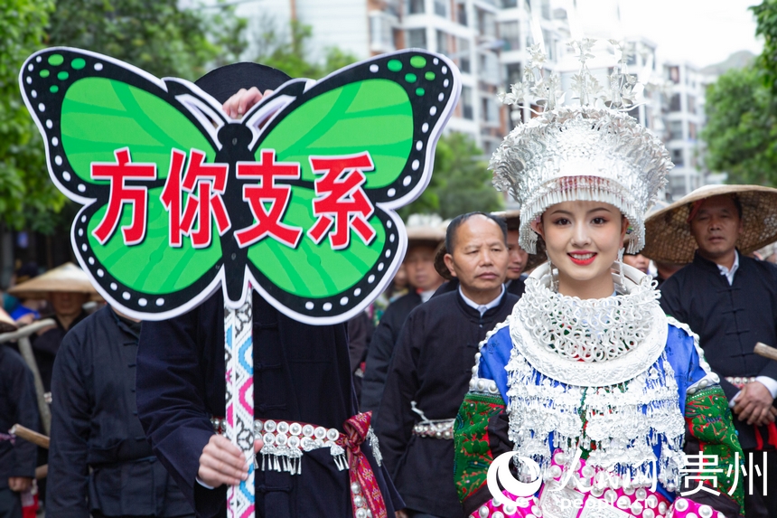 身著盛裝游演的方你支系苗族同胞。人民網 黃小桃攝