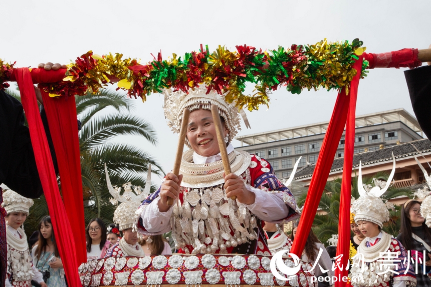 苗族同胞在敲踩鼓舞。人民網(wǎng) 黃小桃攝