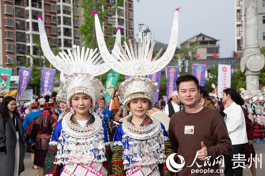 游客和苗族同胞合影。人民網 黃小桃攝