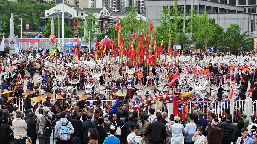 航拍臺江苗族姊妹節萬人盛裝游演。邰光政攝