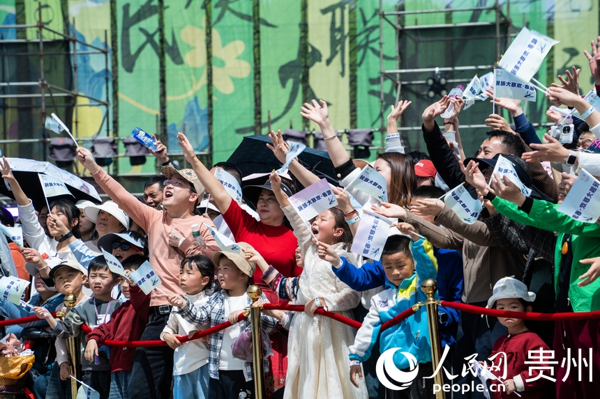 2025年民族大聯歡·春游活動舉行。人民網 陽茜攝