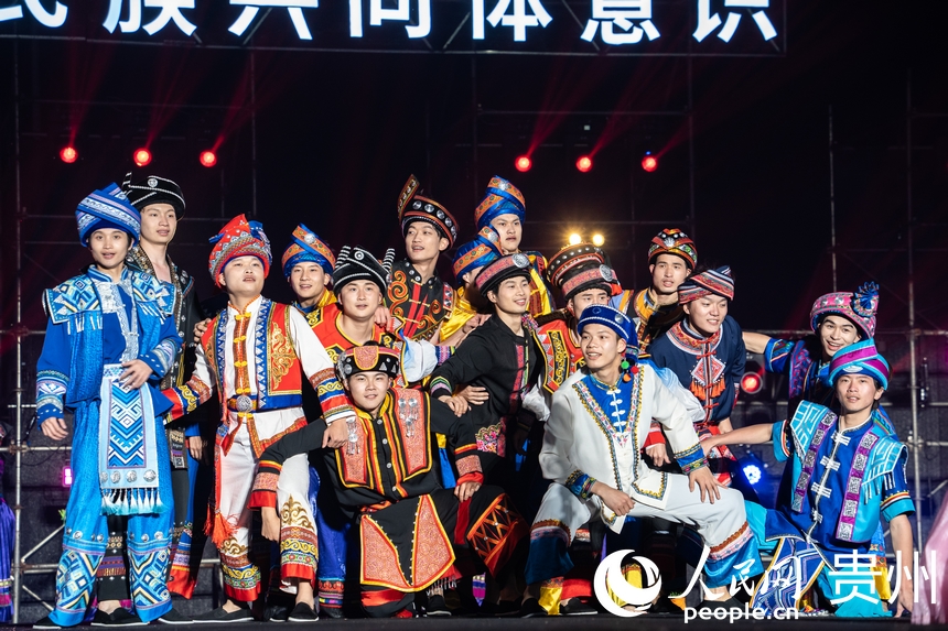 2025年民族大聯(lián)歡·春游活動舉行。人民網(wǎng) 陽茜攝