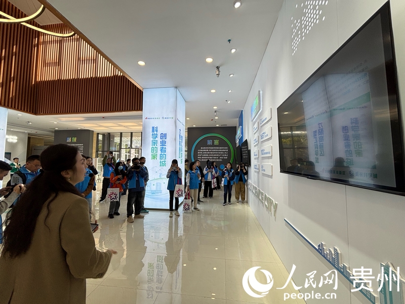 媒體團走進貴州科學城。人民網記者 高華攝