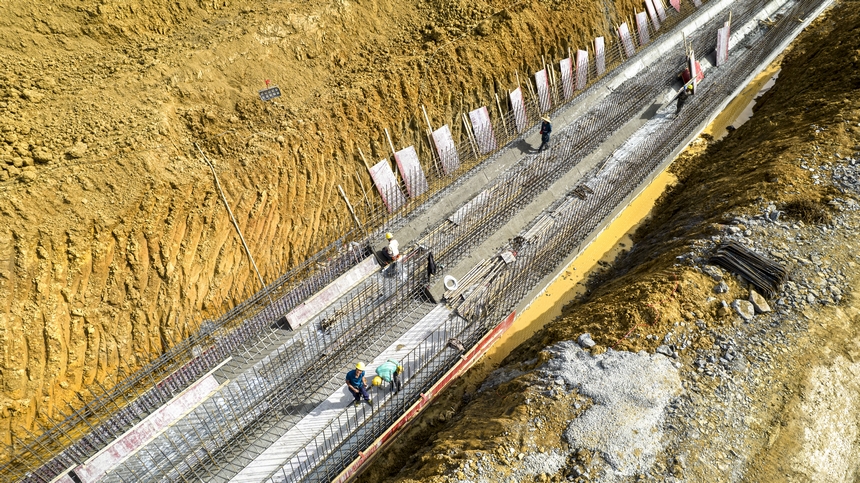 工人在貴州省黔西市水西街道農業灌區建設水利工程。