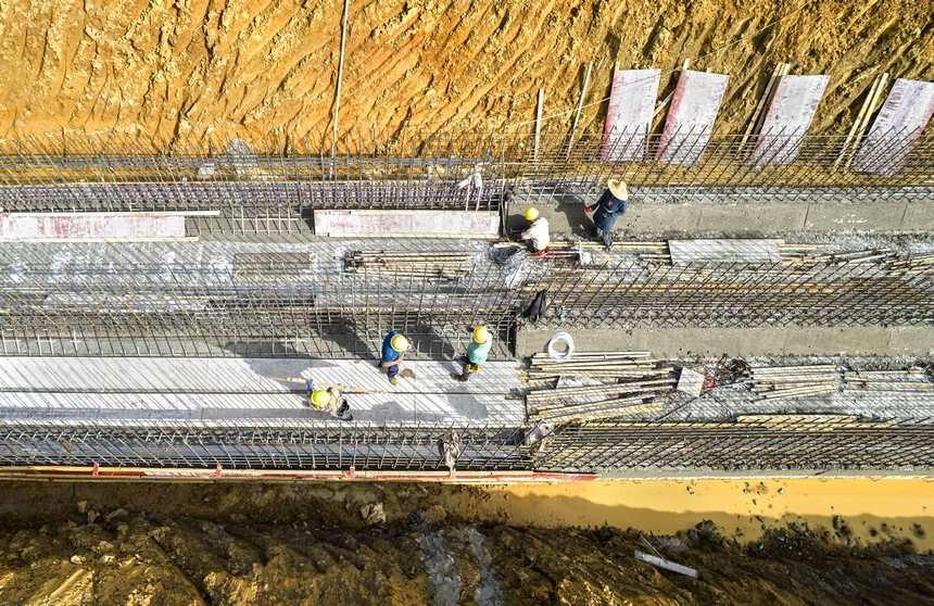 工人在貴州省黔西市水西街道農業灌區建設水利工程。