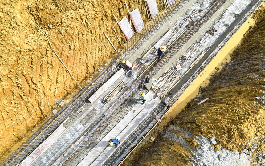 工人在貴州省黔西市水西街道農業灌區建設水利工程。