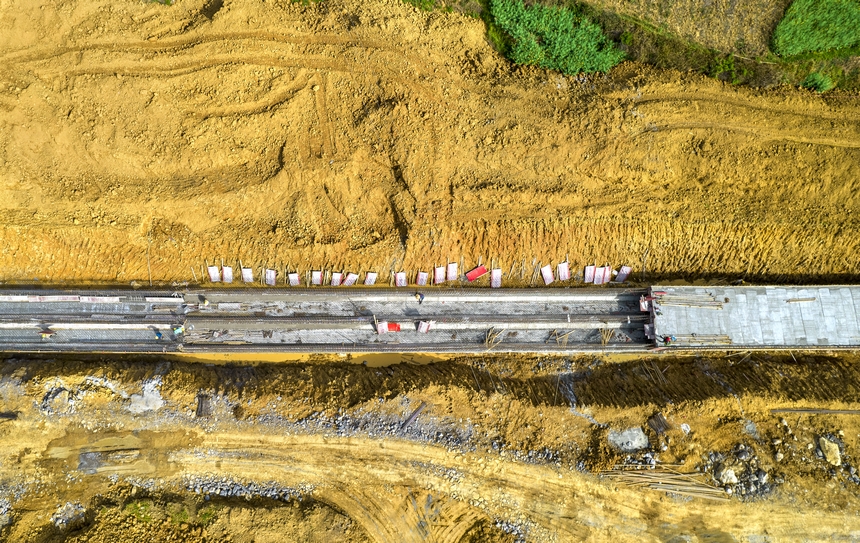 工人在貴州省黔西市水西街道農業灌區建設水利工程。