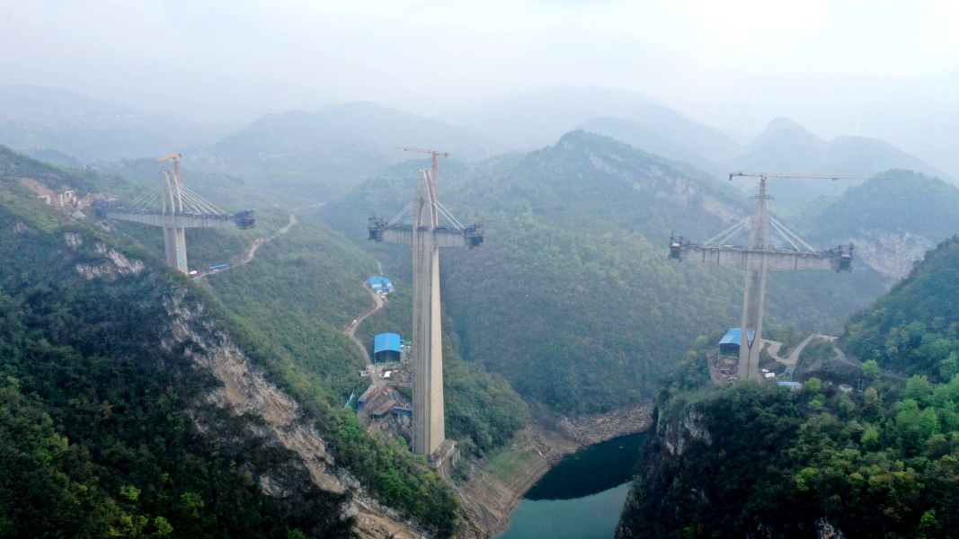 湘江特大橋位于湘江河谷,屬于深切V型谷。.jpg