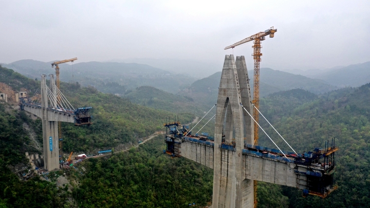 甕馬鐵路湘江特大橋索塔全部施工完成。.jpg