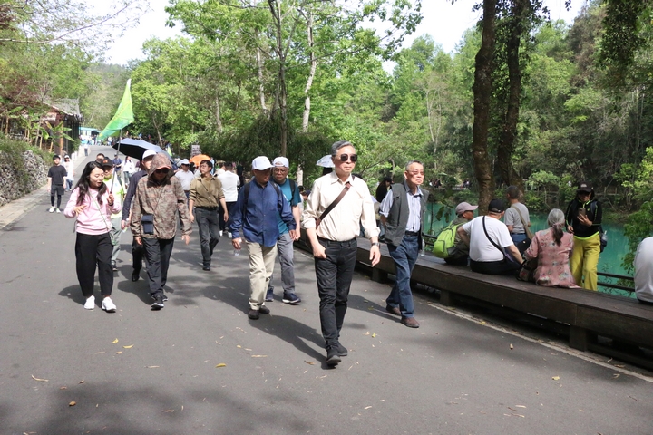 1 圖為媒體采風(fēng)團漫步景區(qū).JPG