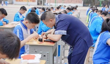 思南：非遺剪紙進(jìn)校園宣傳國家安全思南縣開展了一場別開生面的非遺剪紙藝術(shù)進(jìn)校園活動，通過非物質(zhì)文化遺產(chǎn)與國家安全元素相結(jié)合的方式，在思南縣思中初級中學(xué)舉辦“剪紙非遺傳神韻·守護(hù)山河保平安”為主題的特色宣傳教育活動，切實提升全民維護(hù)國家安全意識。