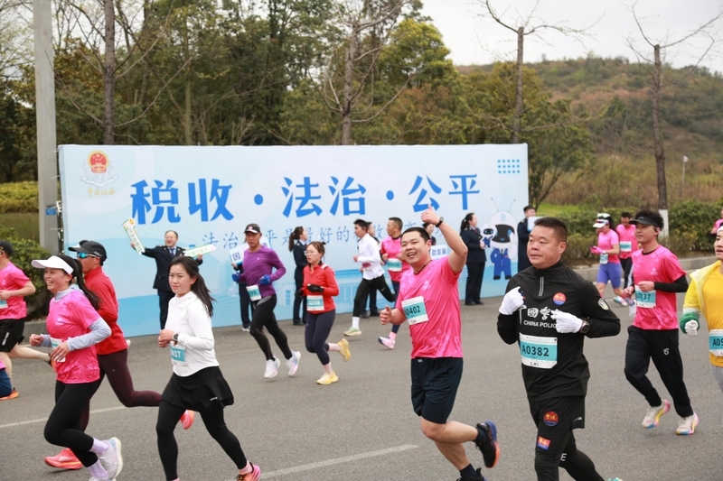 “奔跑貴陽·2025貴陽貴安櫻花半程馬拉松賽”在貴安櫻花園燃情起跑。