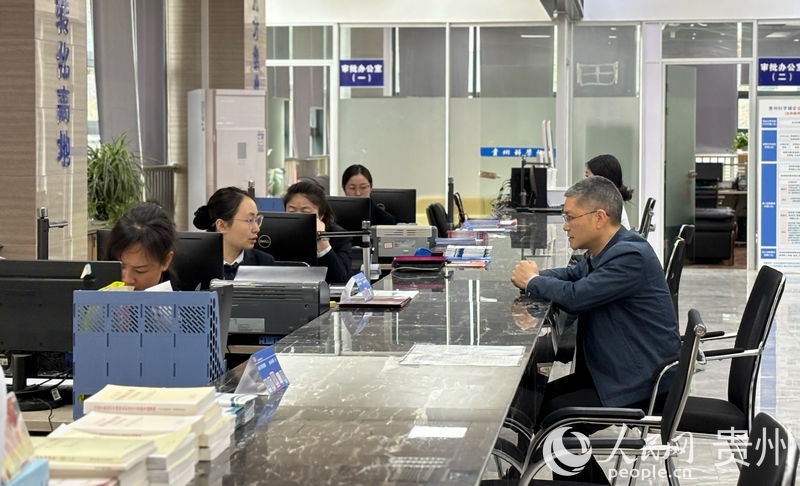 窗口工作人員正在辦理業務。人民網記者 高華攝