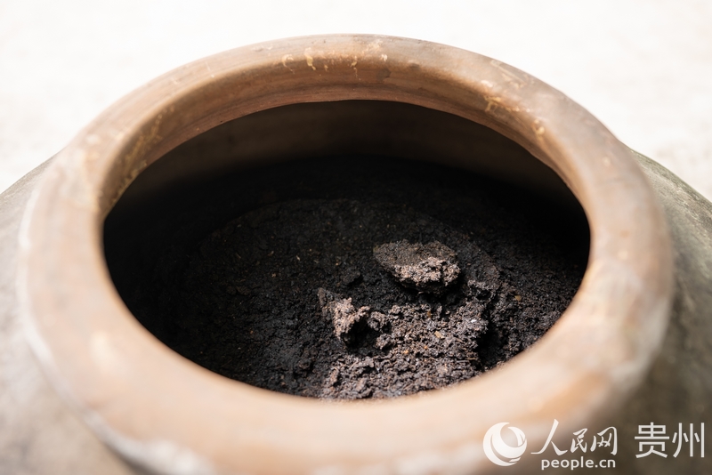 正在發(fā)酵的醬香醋胚。人民網記者 涂敏攝